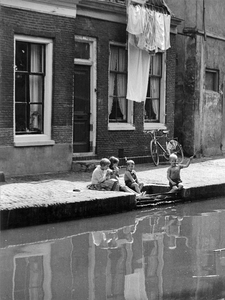 361214 Afbeelding van enkele kinderen op de werf langs de Oudegracht te Utrecht voor het huis Twijnstraat aan de Werf 10.